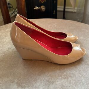 CL Chinese Laundry Sz 8.5 🌺COQUETTE-Style🌺 Nude Patent Wedge Pumps EUC